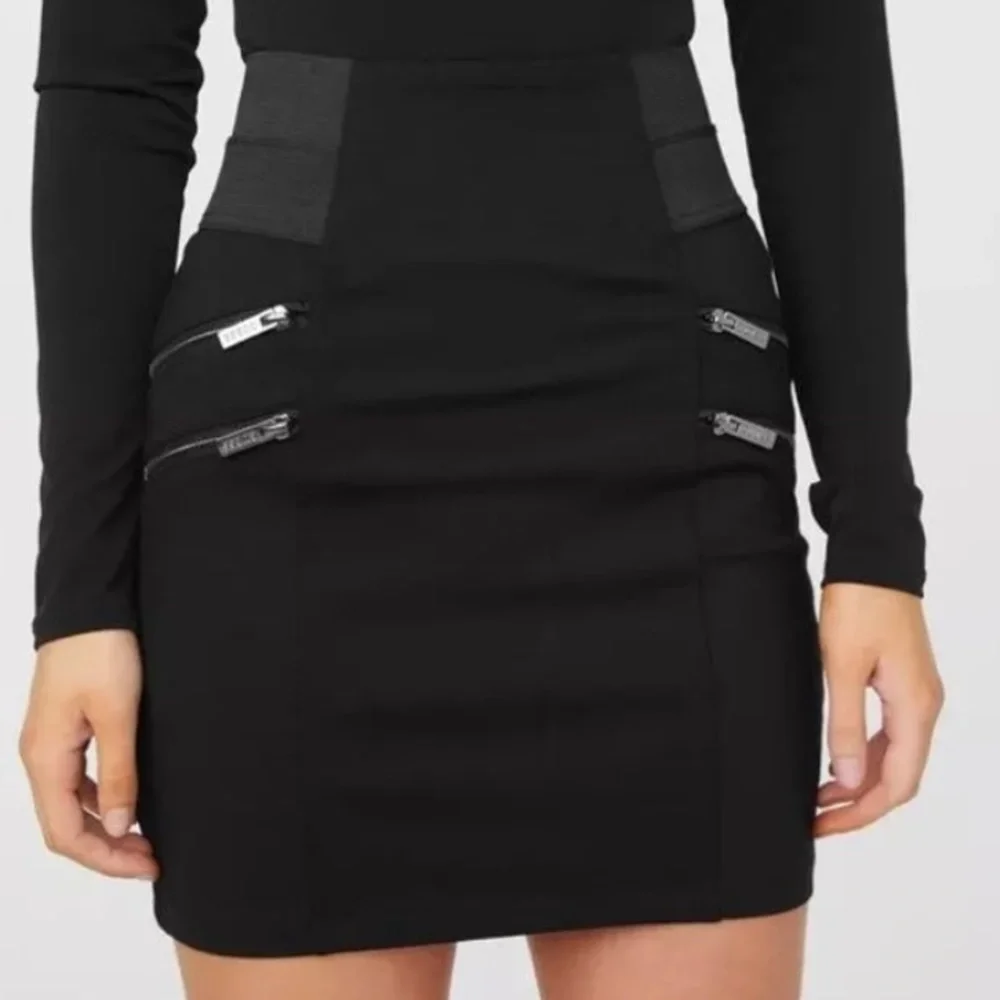 Guess Daisy Knit Stretch Skirt Size L
Black Zipper Detail Skirt
WORN ONE TIME - Picture 4 of 4